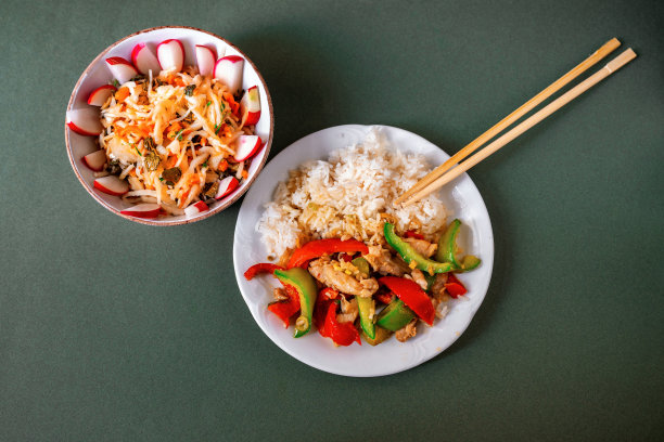 2盘越南菜，辣椒鸡块和米饭，沙拉，筷子。图片下载