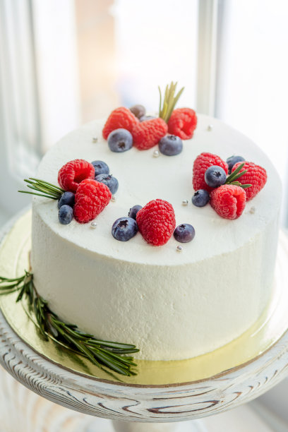 烤蛋糕的艺术。情人节美味的甜点图片下载