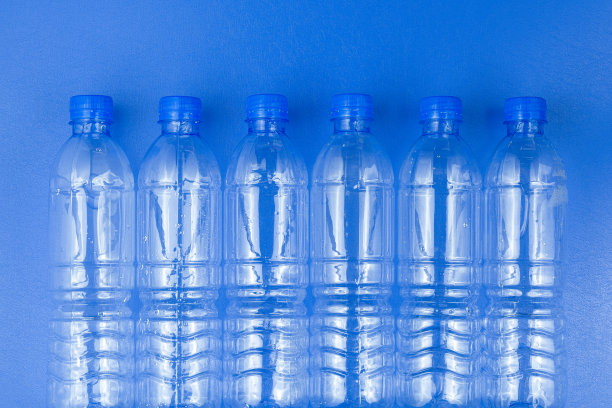 等待回收的废旧塑料瓶。图片下载