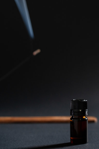 芳香油以蒸煮为背景，在黑色背景上分离出芳香棒。理疗和冥想的概念，在水疗中放松图片下载