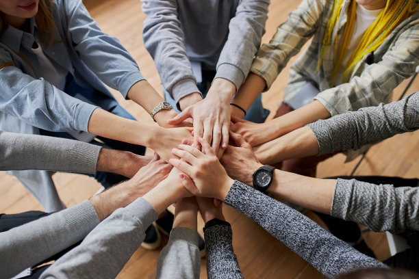 辨认不出的酒鬼手拉着手图片下载