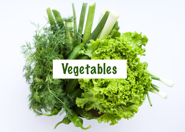 桌子上的板条箱里装着各种各样的绿色蔬菜图片下载