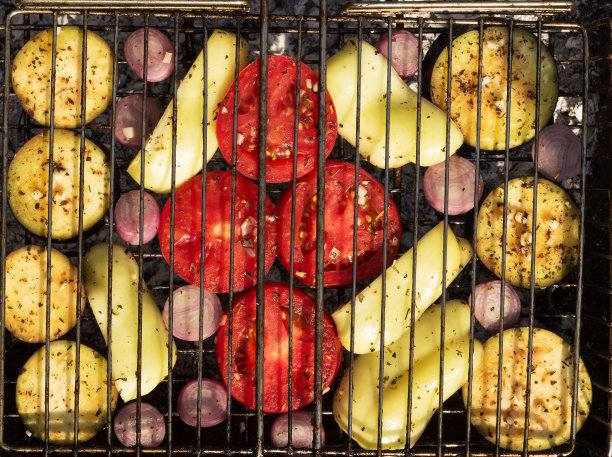 蔬菜在烤架上烤在火上特写:辣椒，洋葱，茄子，西红柿图片下载