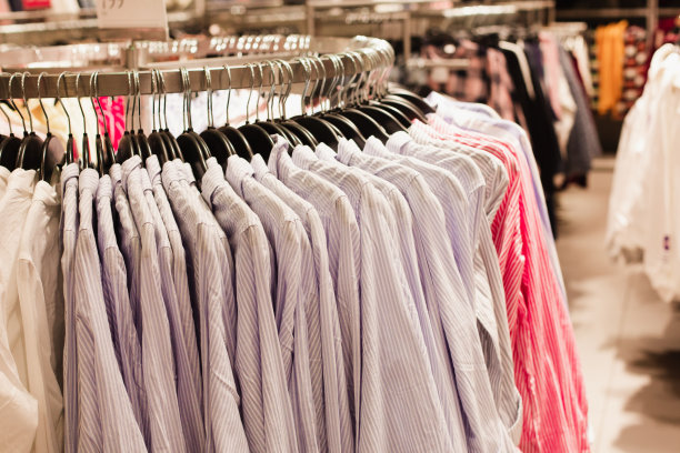 时装店里挂在衣架上的一套蓝色经典衬衫。图片下载