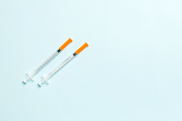 在彩色背景上准备注射的胰岛素注射器俯视图。糖尿病概念与复制空间图片下载