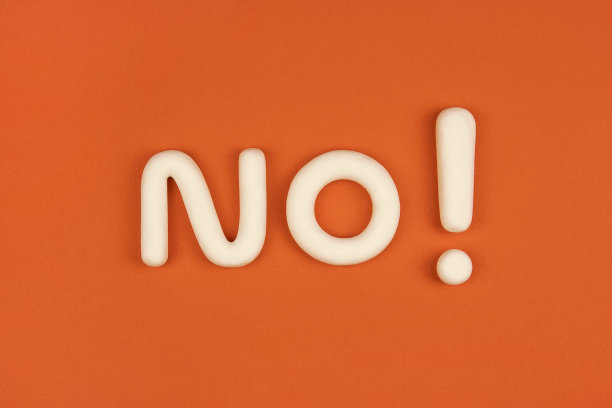 红色背景上带感叹号的“不”字。明确的拒绝。三维模拟模型。否定的概念。负面的反应。图片下载