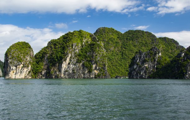 位于越南下龙湾的岩石岛图片下载