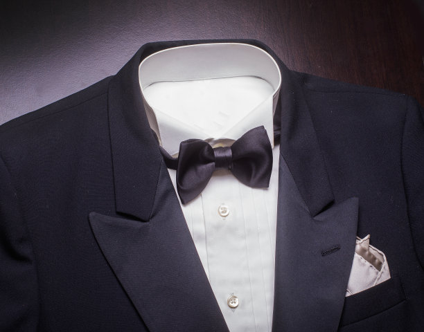 为正式场合和仪式准备的黑色燕尾服图片下载