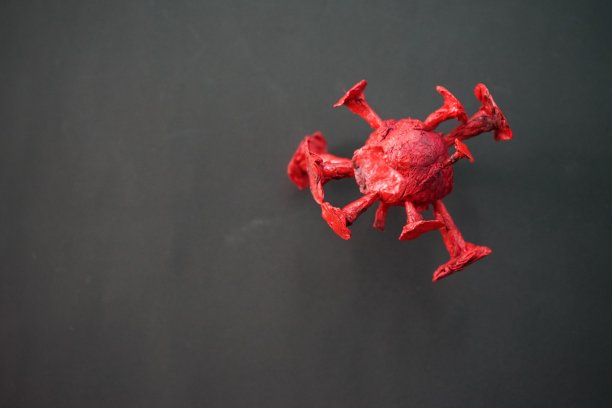 冠状病毒Covid-19或Covid-19 SARS黑色背景和复制空间(选择性聚焦图像中的某些点。有噪声，有模糊。)图片下载