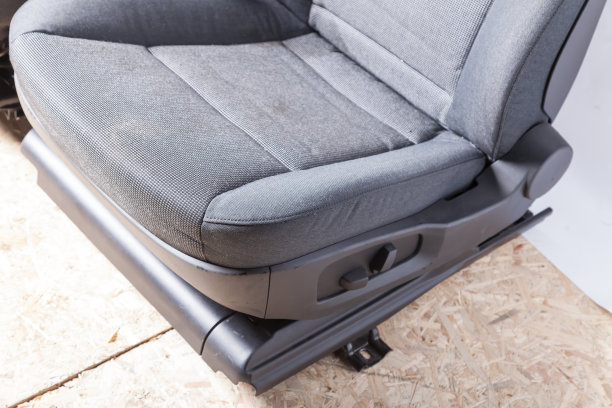 一辆汽车的前座与灰色织物纹理图案与塑料高度调整前干洗在摄影工作室的特写。图片下载