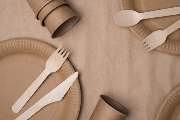 停止使用塑料概念。顶部上方俯瞰照片的木制餐具和纸杯和盘子孤立在工艺纸背景表图片下载