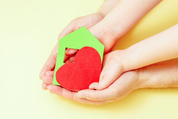 纸房子，心在手里。图片下载