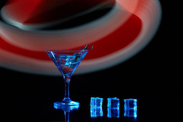 霓虹马提尼玻璃杯，长时间曝光。红色的俱乐部。图片下载