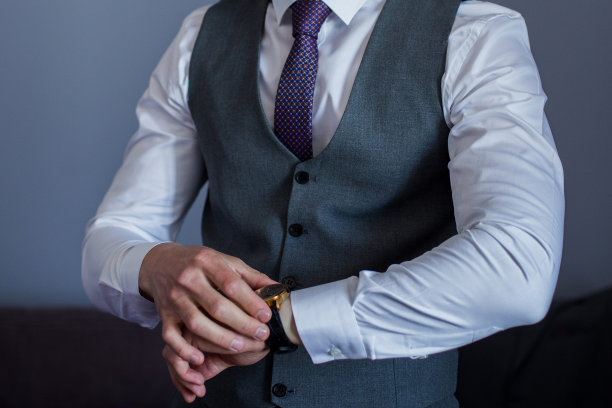 男人在房间里穿上了西装图片下载