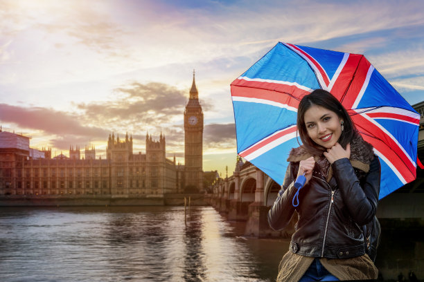 女人在伦敦观光旅行期间站在大本钟前图片下载