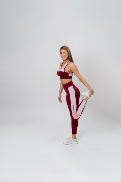 健身女人伸展手臂在时尚的红色运动服库存照片图片下载