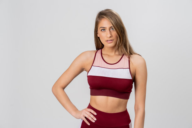 健身女人伸展手臂在时尚的红色运动服库存照片图片下载