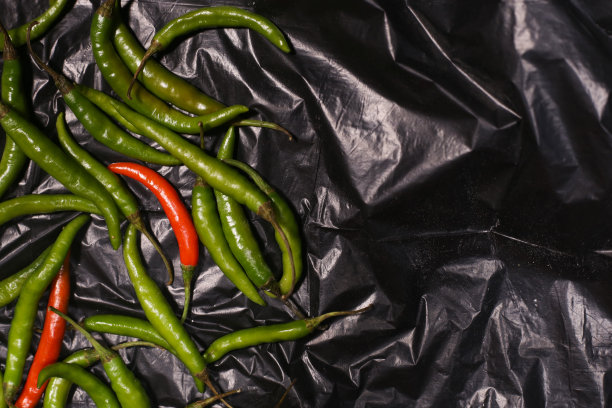 辣椒在创造性的深色背景图片下载