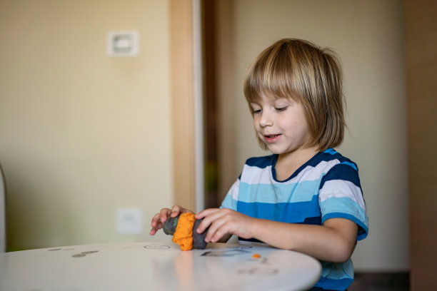 小男孩做了一些泥塑图片下载