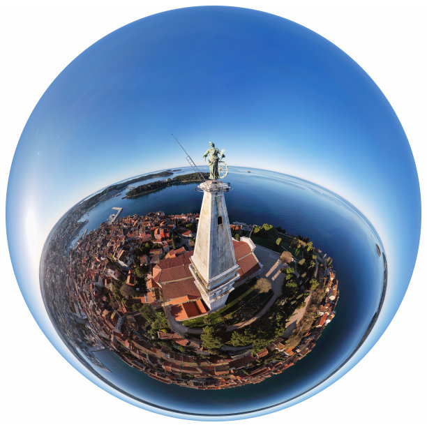 克罗地亚伊斯特里亚，古老城镇罗维尼和圣欧菲米亚教堂钟楼的小行星航拍图。图片下载