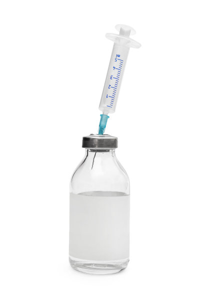 药瓶里的注射器孤立在白色的。图片下载