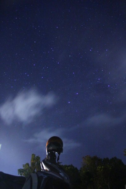 一张在夜空中星星的照片图片下载