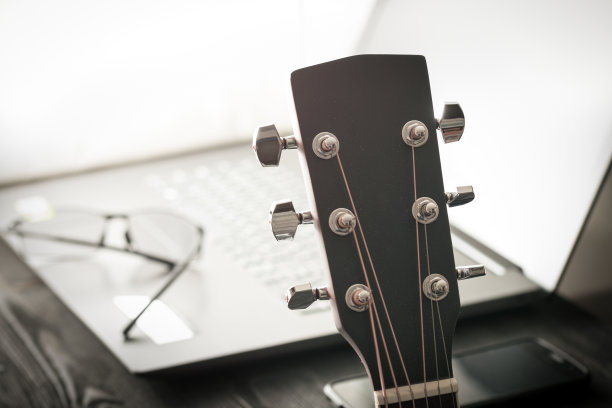 古典吉他笔记本和玻璃背景。有选择性的重点图片下载
