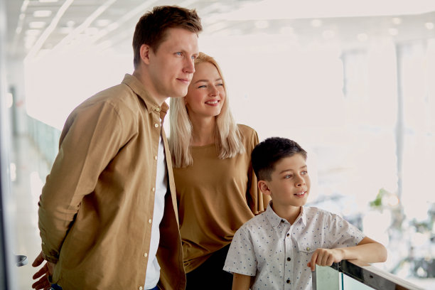 家庭看汽车经销商代表图片下载