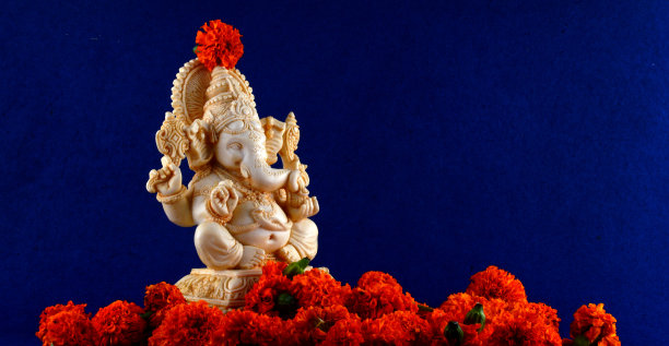 印度教神甘尼萨。甘尼萨偶像在蓝色的背景图片下载