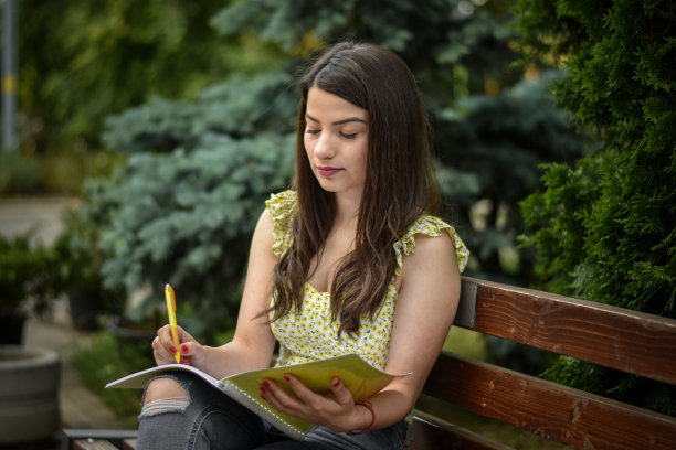 女学生在花园里学习图片下载