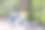 两个漂亮的女人在看地图。绿色背景。他们笑着，寻找一个度假的地方。户外生活方式和友谊。还有手提箱和笔记本电脑。图片下载