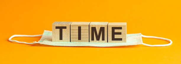 带有TIME文本的木块。医学的概念图片下载