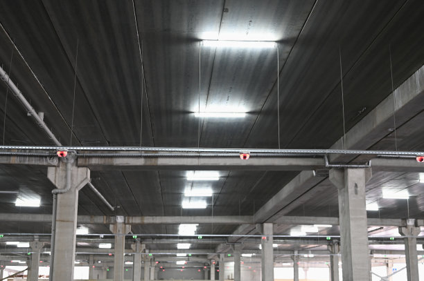 超级市场的空停车场。没有买家图片下载