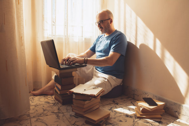 一个用笔记本电脑在家工作的人图片下载