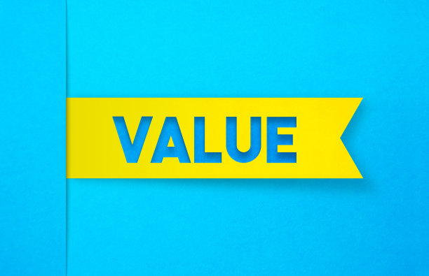 蓝色背景上的黄色标签贴纸。价值的概念。图片下载