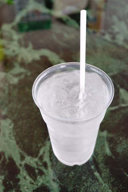 一杯带冰的水图片下载