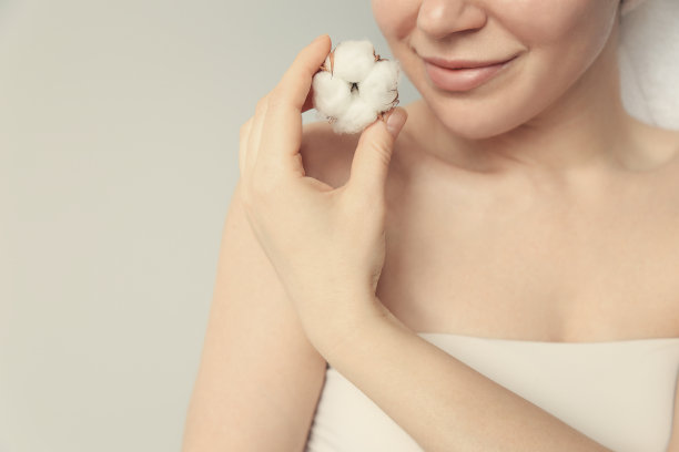 迷人的微笑女人肖像在白色的背景图片下载