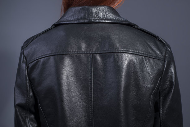 一件高品质皮夹克的后视图，在一个模型上，在一个灰色的背景上。为目录做广告的照片图片下载