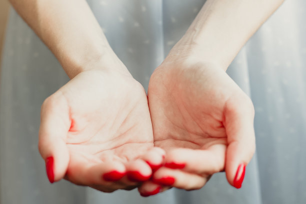 从她的手掌里倒水图片下载