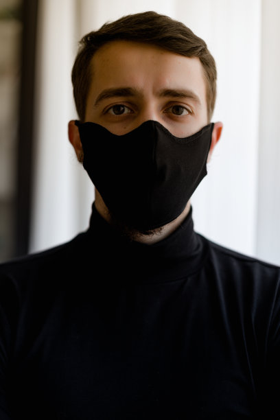 特写英俊的白人男子与可重复使用的黑色面罩。室内copyspace概念图片下载