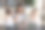 快乐的年轻妈妈和小女儿一起做手镯图片下载
