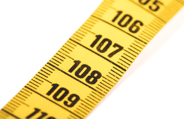 特写的黄色卷尺孤立在白色- 108 -选择性焦点图片下载