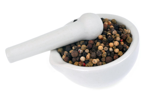 把胡椒粒放在研钵里和杵里图片下载