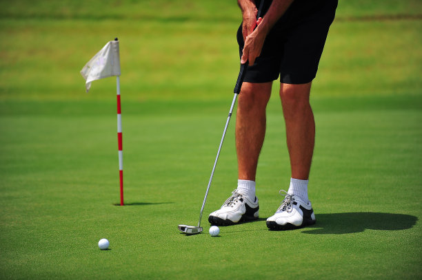 山上的高尔夫球场很漂亮图片下载