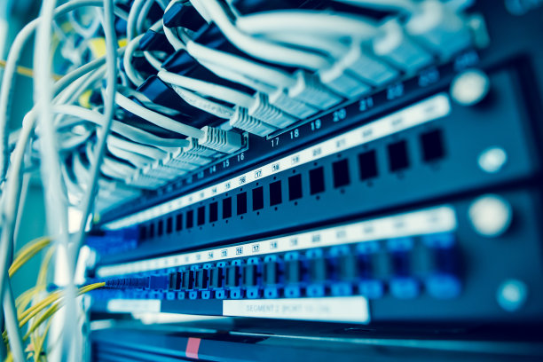 网络服务器室有服务器/运行进程的高性能计算机，IT概念图片下载