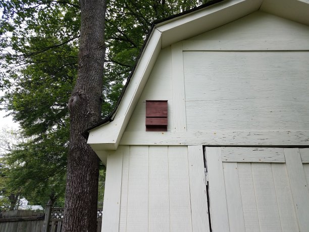 白色仓库上的棕色蝙蝠箱图片下载