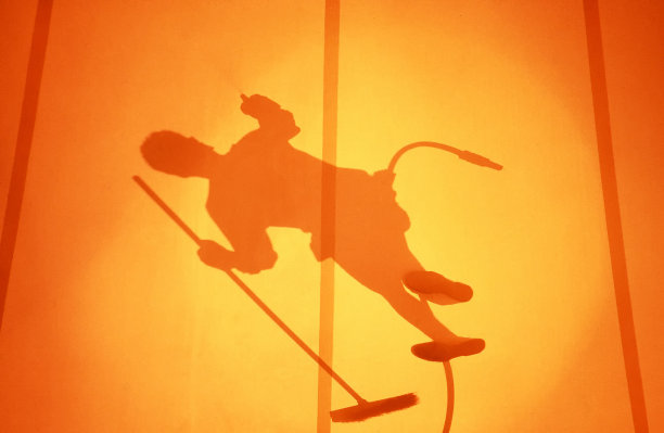 用水管和长柄刷子清洗遮阳篷的工人图片下载