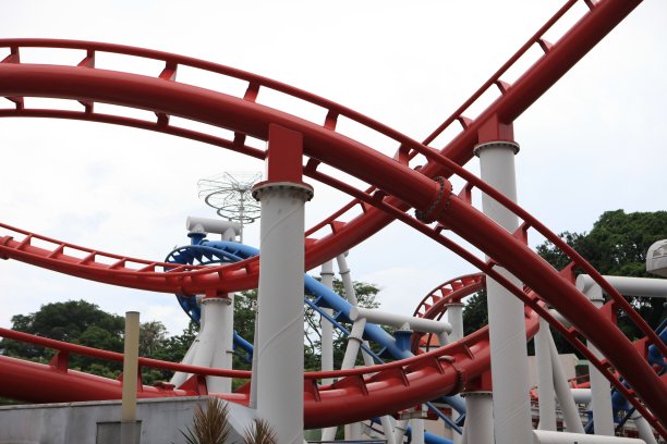游乐园里过山车的轨道图片下载