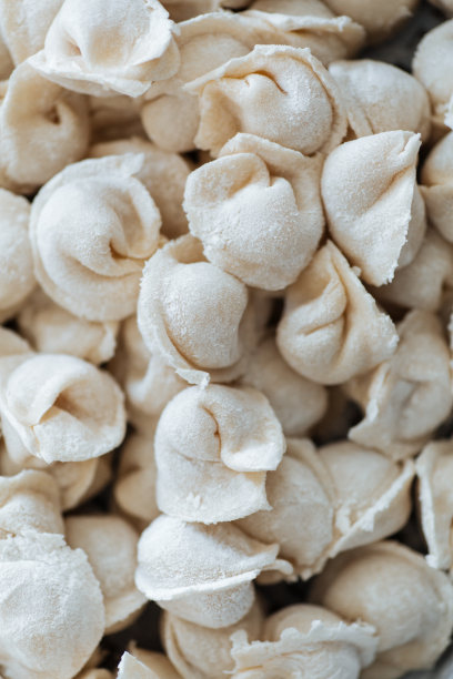 生饺子。俄罗斯国家食品。撒上面粉图片下载