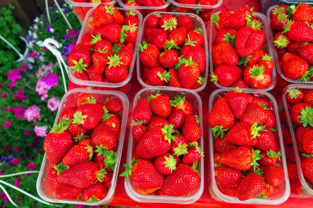 美味多汁的盒装草莓，在市场上销售图片下载